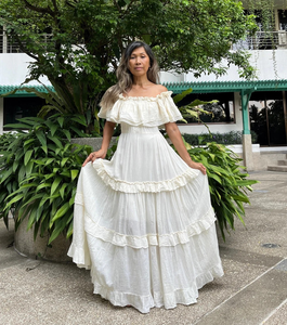 Vestido Maxi Bohemio Blanco con Hombros Descubiertos, Volantes en Capas, Cintura Fruncida, Dobladillo con Volantes, Algodón Orgánico Ecológico para Playa - Product Image 2