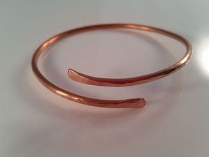 Bracelet manchette en cuivre fait main, design martelé rustique, large bande, bijou - Product Image 3