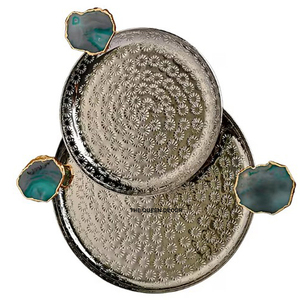 Plateau de service rond en métal robuste, finition argent brillant, gravé par un designer unique, avec poignée, lot de 2. - Product Image 1