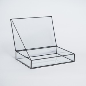 ด้วยโครงสร้างที่ประณีตและแผงใส กล่องใส่เครื่องประดับชิ้นนี้เปลี่ยนการจัดเก็บในชีวิตประจำวันให้กลายเป็นของตกแต่งที่โดดเด่น - Product Image 5