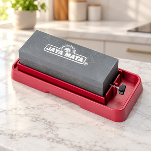 Aiguiseur de couteaux manuel rouge avec roues abrasives et base en plastique durable, écologique, modèle JAYA MATA JM134, aiguiseur en pierre - Product Image 1