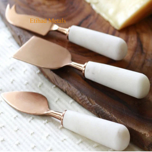 Juego de 3 cuchillos para queso de latón antiguo martillado con mangos de mármol - Product Image 6