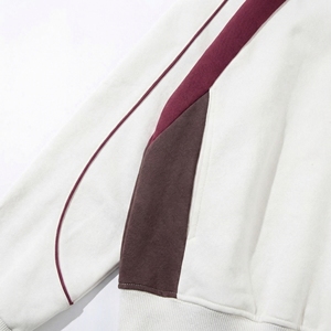 เสื้อฮู้ดสีขาวพร้อมแถบโค้งสีแดงเบอร์กันดี ตกแต่งด้วยแถบขอบตัดสี  แบบสวมหัว |   เสื้อผ้าสตรีทแวร์พรีเมียม OEM / แบรนด์ส่วนตัว - Product Image 4