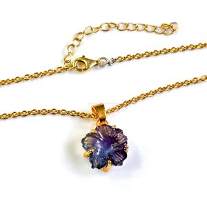 จี้รูปดอกไม้ฟลูออไรต์สีรุ้งธรรมชาติ สร้อยคอคริสตัลแกะสลักรูปดอกไม้ สำหรับผู้หญิง ของขวัญวันเกิด เครื่องประดับขายส่ง - Product Image 4