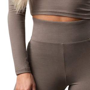Haut court à manches longues pour femme, coupe ajustée, extensible, style décontracté et sportif, avec logo frontal, 100% coton doux et respirant - Product Image 6