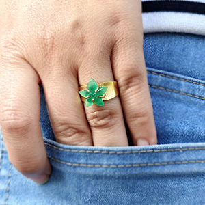 Anillo ajustable de ónix verde con diseño floral, anillo de moda con piedras talladas, latón chapado en oro, colección de joyas botánicas hechas a mano. - Product Image 4