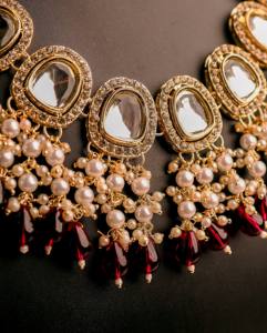 Ensemble de bijoux traditionnels Kundan en alliage de zinc plaqué or pour femme, collier et boucles d'oreilles pendantes en perles couleur vin foncé, pour mariée, vente en gros - Product Image 2