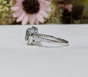 Anillo de Compromiso y Boda Lurba Jewels con Halo de Diamantes Cultivados en Laboratorio de 2 Quilates Azul Claro, Oro Blanco Sólido de 14k, Solitario para Mujer - Product Image 2
