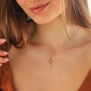 Collier pendentif clé en or blanc pour femme avec diamants de laboratoire taille brillant rond certifiés IGI, style classique - Product Image 3