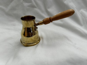 Cafetera Turca Cezve de Latón de Lujo, Ibrik de Forma Redonda con Mango de Madera, Diseño Tradicional - Product Image 1