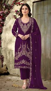 Salwar Kameez de Terciopelo Semi-Cosido con Bordado y Cordón, Estilo Moderno para Bodas, Graduaciones y Diwali - Product Image 5