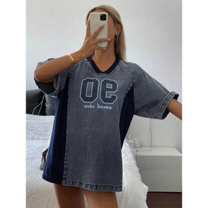 เสื้อเจอร์ซีย์เดนิมโอเวอร์ไซส์สำหรับผู้หญิง คอวี 90 องศา สไตล์สตรีทแวร์ เสื้อกีฬา ผ้าฝ้ายฟอก ซัพพลายเออร์ขายส่งแบบ OEM - Product Image 1