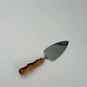 ที่ตัดชีสสแตนเลสคุณภาพสูงพร้อมด้ามจับเรซิ่น รุ่นใหม่ สำหรับเนยและชีส ใช้ได้ทั้งที่บ้าน โรงแรม และเป็นของขวัญ - Product Image 4