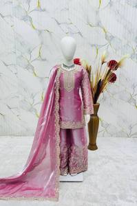 ชุดสาหรี่กะมีซปักลายผ้าไหมสีม่วงสำหรับเด็กผู้หญิงจาก NiMa Creations แบบดั้งเดิม ความยาวระดับเข่า แห้งเร็ว เหมาะสำหรับงานแต่งงาน สไตล์อินเดีย ปากีสถาน ทรงปกติ - Product Image 3