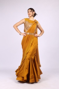 Hermoso atuendo con elegancia. Saree estilo sirena listo para usar para mujer con trabajo de espejos. Aspecto glamuroso para mujer. - Product Image 2