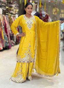 Traje Sharara Amarillo Mostaza Elegante Más Vendido con Intrincados Detalles de Espejo y Bordado, Ropa Étnica de Diseñador para Mujer, Ideal para Bodas - Product Image 4