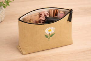 กระเป๋าคลัทช์ขนาดใหญ่ลายดอกเดซี่แบบรักษ์โลก ผลิตจากผ้าปอกระเจา พร้อมซิป ใช้จัดเก็บเครื่องสำอาง จากรัฐเบงกอล อินเดีย - Product Image 3