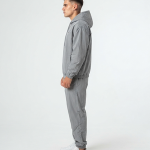Fabricante de Ropa Urbana Personalizada, Chaqueta y Pantalón Deportivos de Nailon con Cremallera y Capucha, Estampado en Serigrafía - Product Image 5