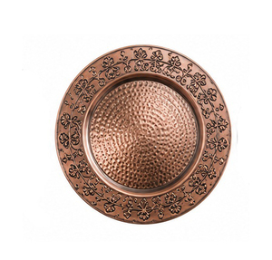 Assiette décorative en cuivre martelé, motif floral gravé au centre, bordure artisanale, style vintage, écologique, pour mariage, sous-plat en métal - Product Image 1