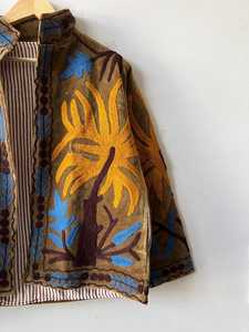 Veste d'hiver brodée Suzani pour femmes, motifs floraux et symboliques, veste courte en velours bohème pour femmes, vêtements ethniques faits à la main - Product Image 3