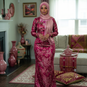 Robe Fransawi rose avec jacquard floral et hijab assorti |   Robe de mariée somalienne élégante pour les fêtes et l'Aïd - Product Image 1