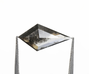 เพชรแล็บทรงไคท์เจียระไนพิเศษ OM GEMS น้ำหนัก 1.70 กะรัต เจาะด้วยเลเซอร์ เพชรแล็บทรงไคท์เจียระไนพิเศษแบบเกลือพริกไทย สำหรับทำเครื่องประดับ - Product Image 2