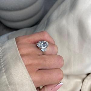 Anillo de Compromiso con Diamante Cultivado en Laboratorio de Corte Ovalado de 7 Quilates, Tres Piedras, Piedras Laterales de Media Luna, Oro Blanco de 18k, Certificado IGI - Product Image 1