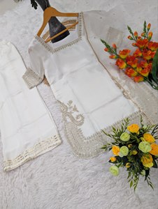 Conjunto de Kurta Blanco Marfil con Detalles de Perlas, Pantalones Rectos y Dupatta Transparente |   Viscosa Elegante Adornada, Sin Arrugas, Elástica y Reversible - Product Image 6