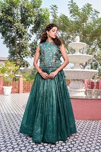 Conjunto de Lehenga Choli con bordado de lentejuelas y hilo dorado puro - Product Image 4