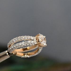 Anillo de Compromiso y Boda VDS de Oro Sólido de 14K con Doble Banda Trenzada y Diamante de Corte Brillante Cultivado en Laboratorio CVD, Certificado IGI, 5.9g - Product Image 5