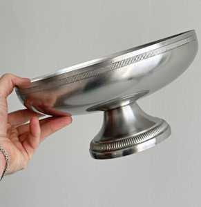 Corbeille à fruits minimaliste en métal argenté brossé, centre de table moderne, plat de présentation rond peu profond, décoration d'appoint métallique - Product Image 3