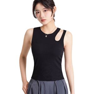 Débardeur court côtelé sculpté Urban Edge pour un style urbain, coupe rebelle, haut extensible sculptant le corps - Product Image 1