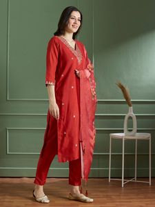 Ensemble haut et pantalon en rayonne slub de haute qualité avec broderie au fil de coton et imprimé numérique Chanderi, accompagné d'un dupatta à latkan. - Product Image 1