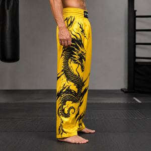 Pantalones de kickboxing de alto rendimiento hechos con tela transpirable de secado rápido para mayor movilidad. - Product Image 2