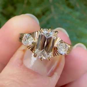Anillo de Tres Piedras con Corte Cruzado y en Forma de Pera de Moissanita de 3.01CT, Plata 925 Original con Baño de Oro, Regalo Moderno para Novia - Product Image 1