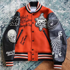 Chaqueta Varsity Clásica para Hombre con Ribete a Rayas y Logotipo, una elección clásica con el icónico ribete de punto a rayas - Product Image 1