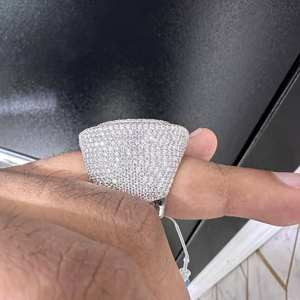 Anillo de Moissanita Grande para Mujer con Medallón y Borde de Baguette, Plata Maciza, Estilo Hip Hop, Bañado en Oro Blanco, Sin Níquel - Product Image 2