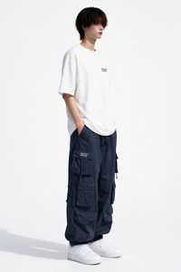 Conjunto de Ropa Urbana de Verano para Hombre Oneten Apparel: Camiseta Blanca con Letras y Pantalones Cargo Azul Marino - Product Image 2