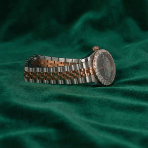 Reloj de Lujo con Diamantes de Dos Tonos para Mujer |   Esfera de Nácar Plateada en Oro Rosa |   Regalo de aniversario para esposa |   Elegante Reloj de Pulsera - Product Image 3