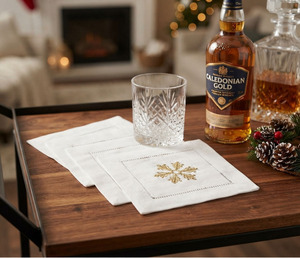 Serviettes de cocktail personnalisées en gros, brodées flocon de neige doré, 6x6', en coton blanc, avec ourlet festonné, pour la maison, les fêtes et les événements - Product Image 1