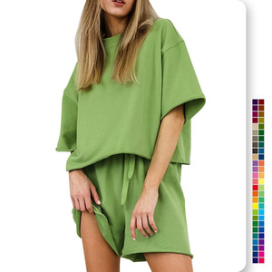 Ensemble de survêtement deux pièces de haute qualité pour femme : haut court renforcé et short à taille ajustable avec cordon de serrage - Product Image 1