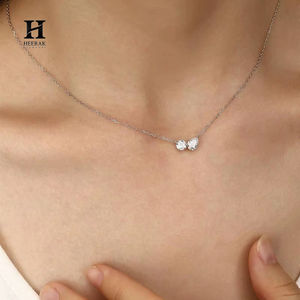 Collier pendentif en or 18 carats avec deux diamants, comprenant des diamants ronds et en forme de poire - Product Image 2