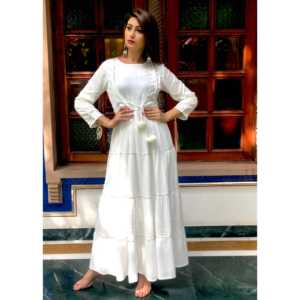 ชุดเดรสทรงเอไลน์สีขาวผูกด้านหน้า ประดับด้วยงานปักลายกอตต้าสีเงิน โดดเด่นด้วยดีไซน์เอวเข้ารูป - Product Image 5
