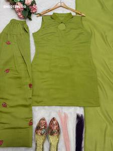 Traje de diseñador Mal Chanderi de algodón con bordado de fresa, sin mangas y de longitud corta - Farshi Salwar-Dupatta para mujer - Product Image 3