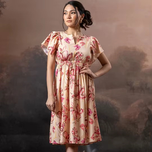 Vestido midi formal de gasa con estampado floral, manga con volantes, corte ajustado y acampanado, manga corta, cuello en V profundo y dobladillo con volantes en línea A. - Product Image 1