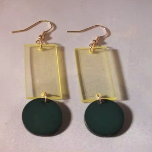 Pendientes Elegantes de Resina, Diseño Artesanal, Joyería para Mujer, Pendientes de Resina a la Moda, Ligeros y Elegantes, Accesorio para Mujer a Bajo Costo - Product Image 1