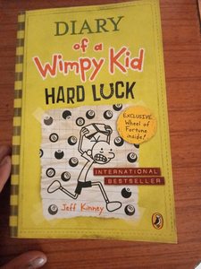 Diario de un niño que no se da cuenta de lo que le pasa, Hard Luck de Jeff Kinney, libro de ficción cómica para niños en formato de bolsillo - Product Image 2