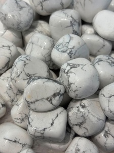 Pierre de howlite polie, ronde et lisse, aux tons blancs doux et veinures grises distinctives, idéale pour les collections de cristaux et la décoration. - Product Image 4