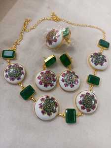 Collier de mode semi-pierres fait main, bijou statement, collier à fil ajustable pour femme - Product Image 3