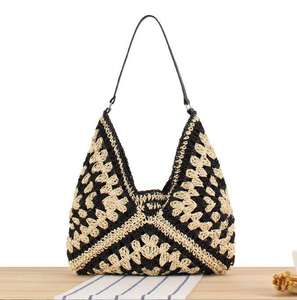 Celebre las tendencias modernas con este llamativo bolso de hilo natural diseñado para los que marcan tendencia y adoran accesorios de alto contraste. - Product Image 1
